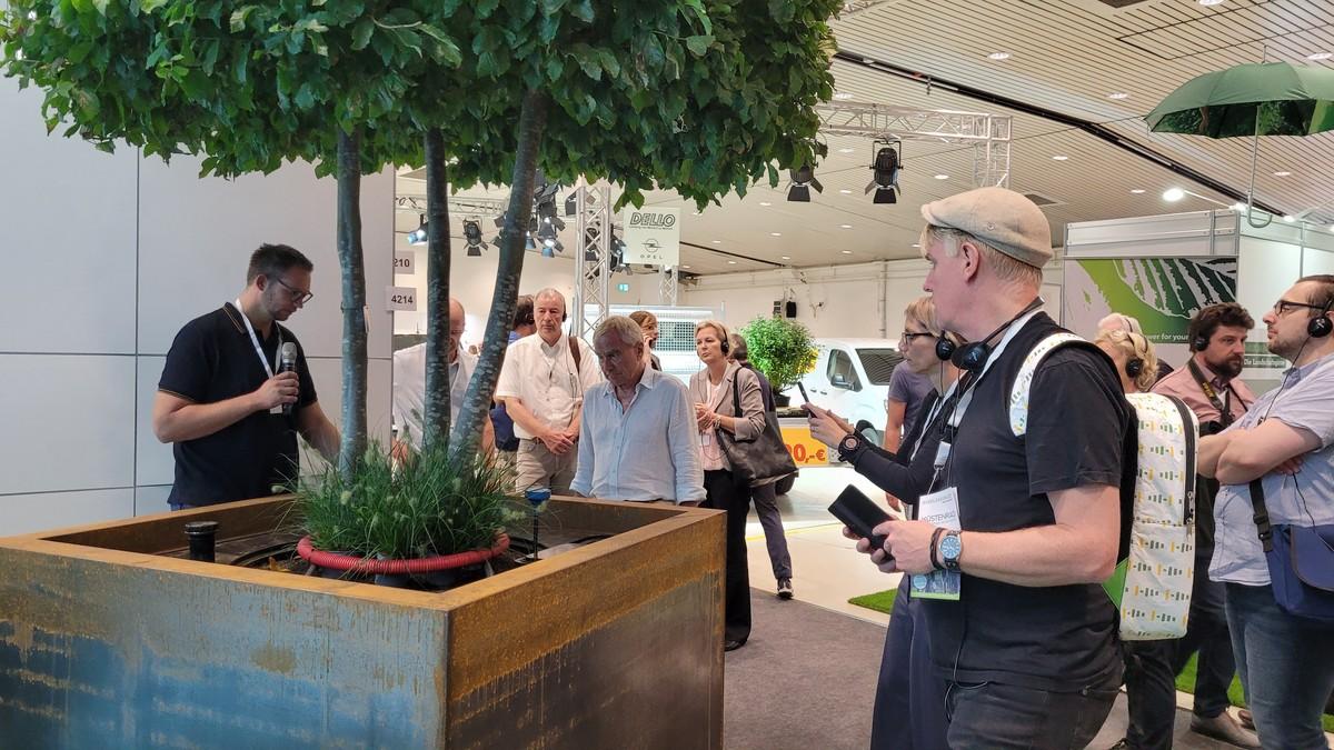Der Garten-und Landschaftsbauverband stellte auf der Nordbau 2023 eine Baumrigole vor, die von ACO entwickelt worden ist. Das smarte Bewässerungssystem hilft dabei, Stadtbäume optimal zu bewässern. | Foto: B_I/bb