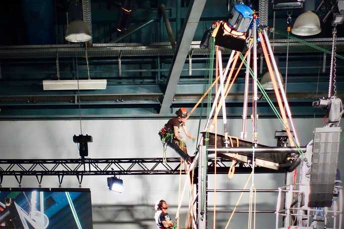 Simulation einer Rettung mit Seilklettertechnik am Turm im Kletterforum. | Foto: bs
