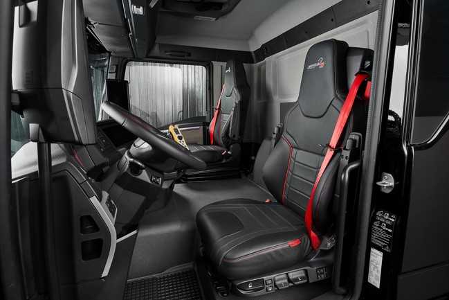 Mit Individual Lion S-Ausstattung dominiert innen schwarzes Leder mit roter Naht und vielen in Rot gehaltenen Applikationen. | Foto: MAN Truck & Bus SE
