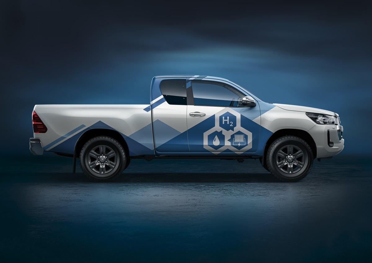 Pick-up Prototyp für Großbritannien: Äußerlich ist der Brennstoffzellen-Hilux nur durch die auffällige Beklebung zu erkennen. | Foto: Toyota
