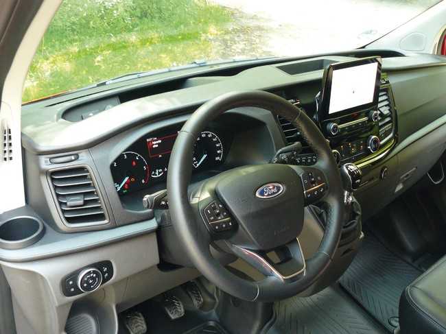 Ford Transit Trail im Test: Im Cockpit stecken prächtig ablesbare Instrumente und unübersichtliche Bedienungselemente. | Foto: Ford-Werke GmbH