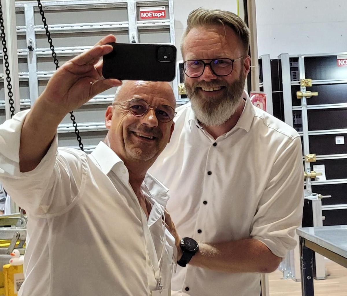 Bei seinem Messerundgang über die Nordbau ist Schleswig-Holsteins Wirtschaftsminister Claus Ruhe Madsen (r.) gern bereit zu einem Selfie mit Klaus Lenhard, Vertriebsleiter West bei Noe Schaltechnik. | Foto: B_I MEDIEN/bb