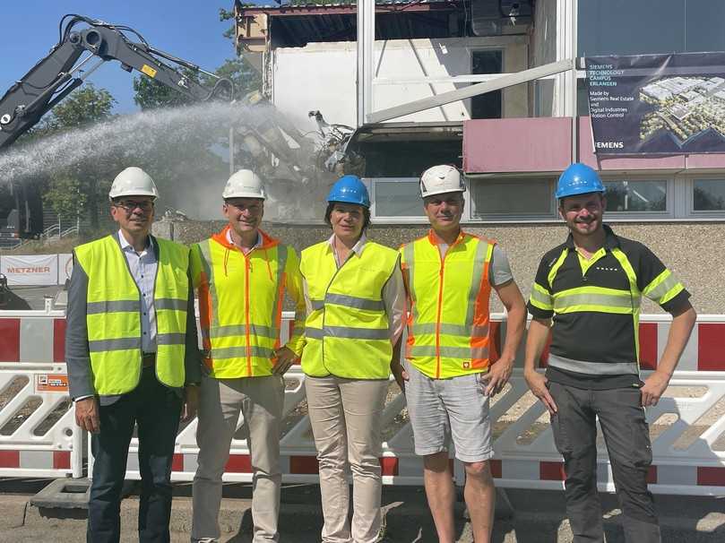 Von links: Torsten Höppner (Siemens), Daniel Bechmann (Siemens), Therese Schmitz-Hillebrecht (Volvo CE), Michael Metzner, Metzner Recycling und Peter Bauer (Volvo CE) sind Projetpartner in Erlangen. | Foto: QUATEX Von links: Torsten Höppner (Siemens), Daniel Bechmann (Siemens), Therese Schmitz-Hillebrecht (Volvo CE), Michael Metzner, Metzner Recycling und Peter Bauer (Volvo CE) sind Projetpartner in Erlangen. | Foto: QUATEX