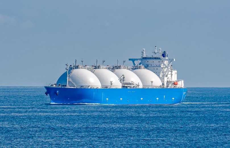 Erdgas wird an der Quelle mit Gasverflüssigungsanlagen zu LNG verflüssigt und mit Tankschiffen transportiert. | Foto: iStock / IgorSPb