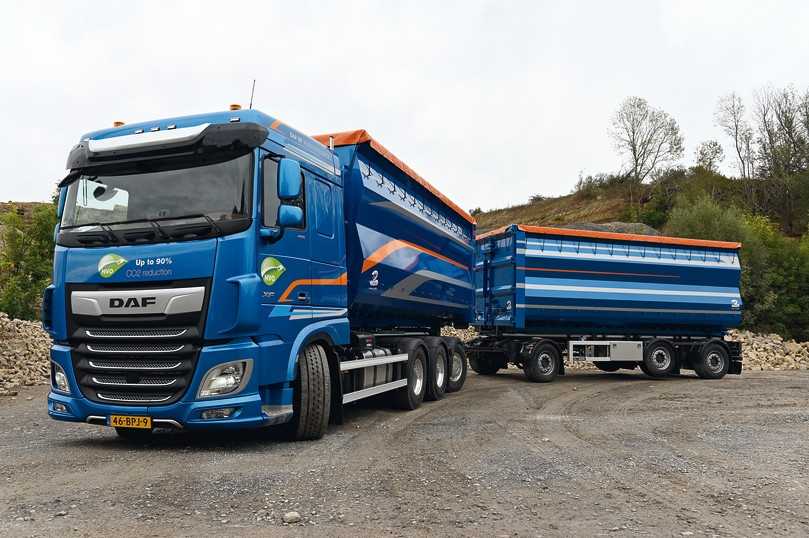 Wie ein Tatzelwurm schlängelt sich der Abrollkipper-Zug auf sieben Achsen sicher auf der Fahrbahn. Die gelenkte Nachlaufachse und kurzer Radstand des DAF XF480 FAW mit Tridem sorgen für hohe Wendigkeit. | Foto: Quatex