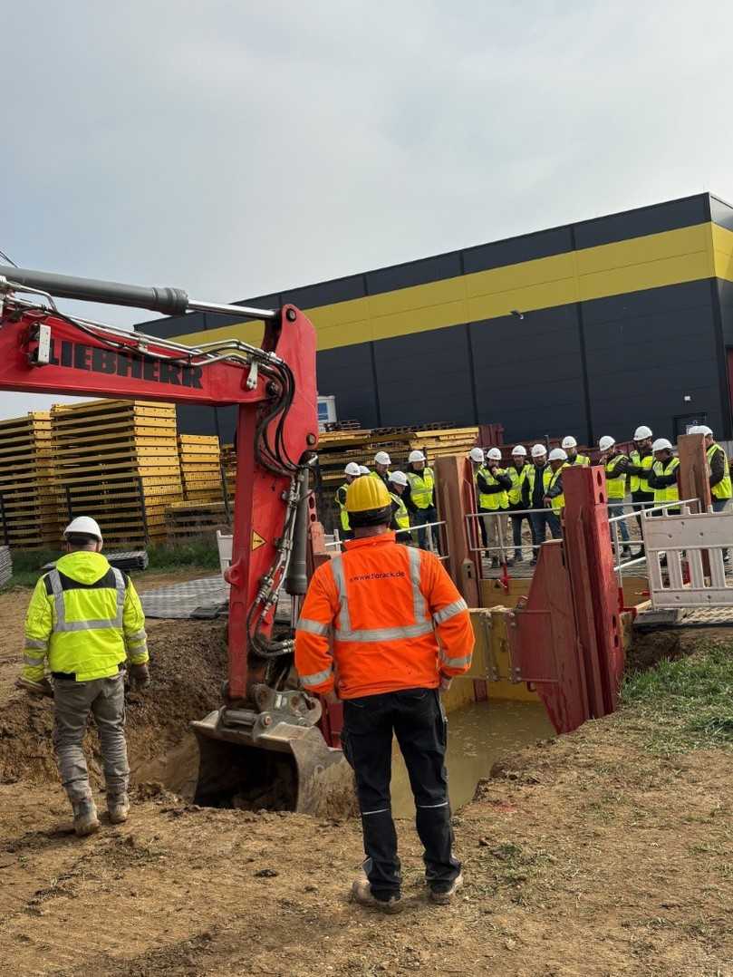 Einsatz des Doppelgleitschienensystems auf der Live-Baustelle für die spanische Alsina-Vertriebsdelegation | Foto: TWF Tiefbautechnik Einsatz des Doppelgleitschienensystems auf der Live-Baustelle für die spanische Alsina-Vertriebsdelegation | Foto: TWF Tiefbautechnik