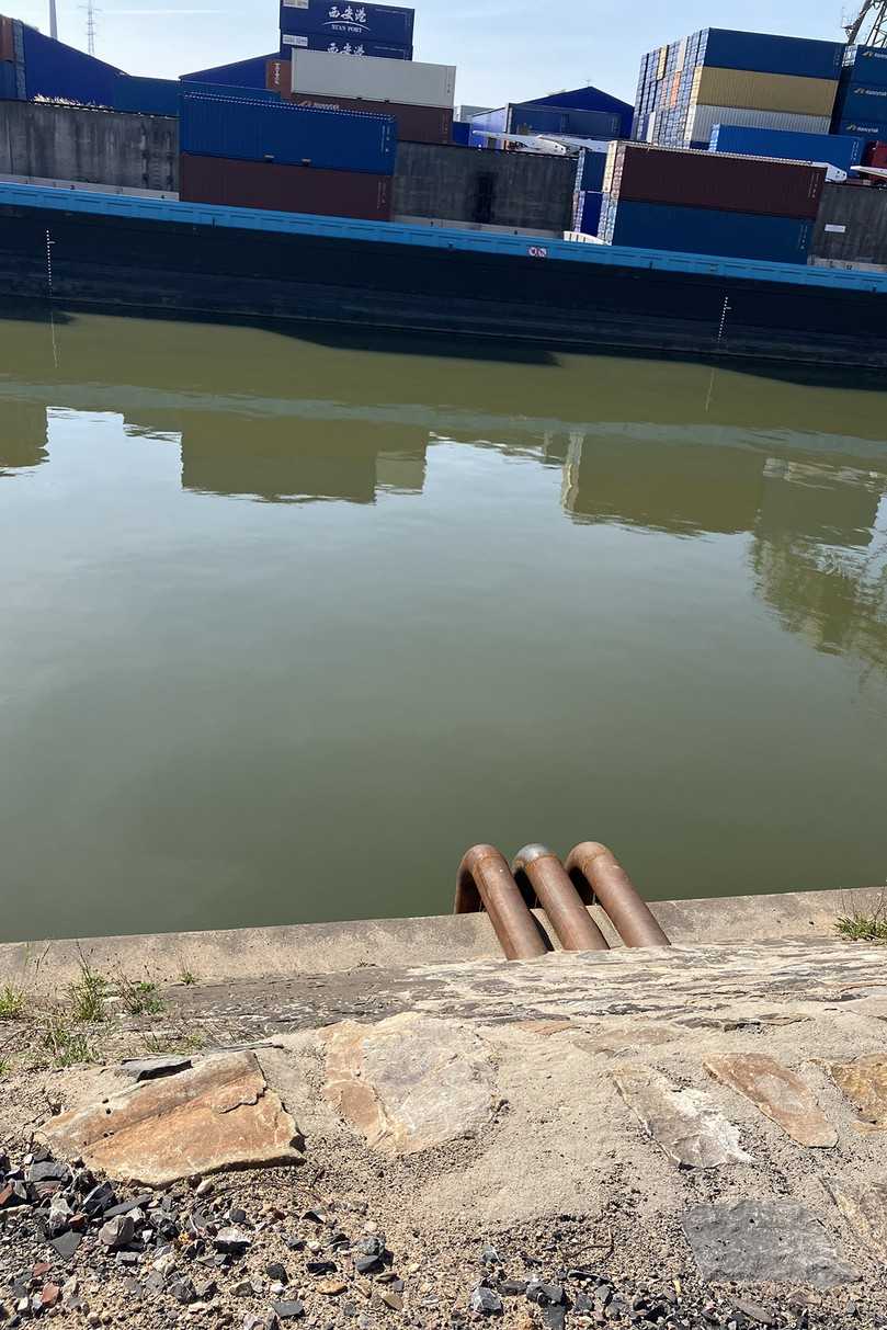 Das in der Straße Am Parallelhafen anfallende Regenwasser ist behandlungsbedürftig. Die eingebauten Sedimentationsrohre sorgen dafür, dass Niederschläge zukünftig in unbedenklichem Zustand in das Hafenbecken gelangen. | Foto: Terra Infrastructure GmbH Das in der Straße Am Parallelhafen anfallende Regenwasser ist behandlungsbedürftig. Die eingebauten Sedimentationsrohre sorgen dafür, dass Niederschläge zukünftig in unbedenklichem Zustand in das Hafenbecken gelangen. | Foto: Terra Infrastructure GmbH