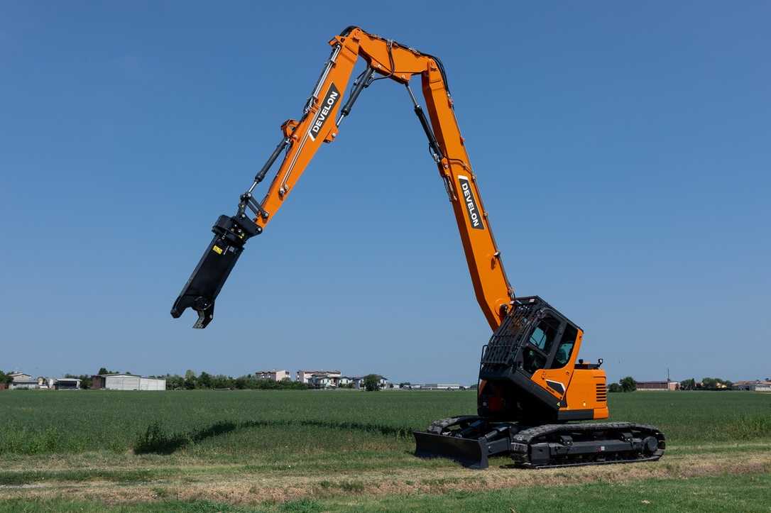 Develon präsentiert neuen Abbruchbagger DX140RDM-7