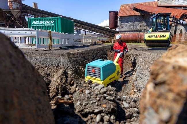 Mit dem Drei-Wellen-Antrieb verdichtet der Bediener mit der APH 85/95 problemlos auch nasse, bindige Böden in Gräben. | Foto: Ammann