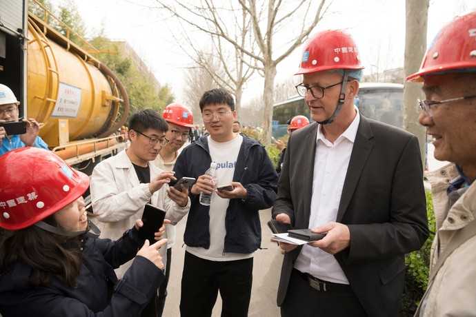 Prof. Dr.-Ing. Bert Bosseler im Gespräch mit chinesischen Fachleuten auf einer Schlauchliner-Baustelle in Jinan | Foto: IKT