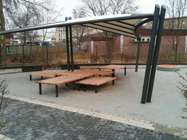 Terrazzola Sitzebenen auf dem Schulhof des Berliner Dathe Gymnasiums.
