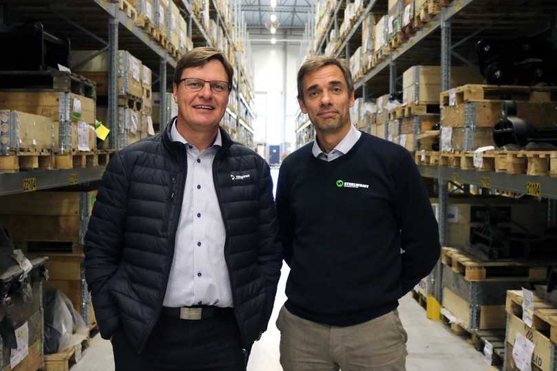 Steelwrist-CEO Stefan Stockhaus (links) und CTO Markus Nilsson im Warenlager in Rosersberg, Schweden. | Foto: Steelwrist