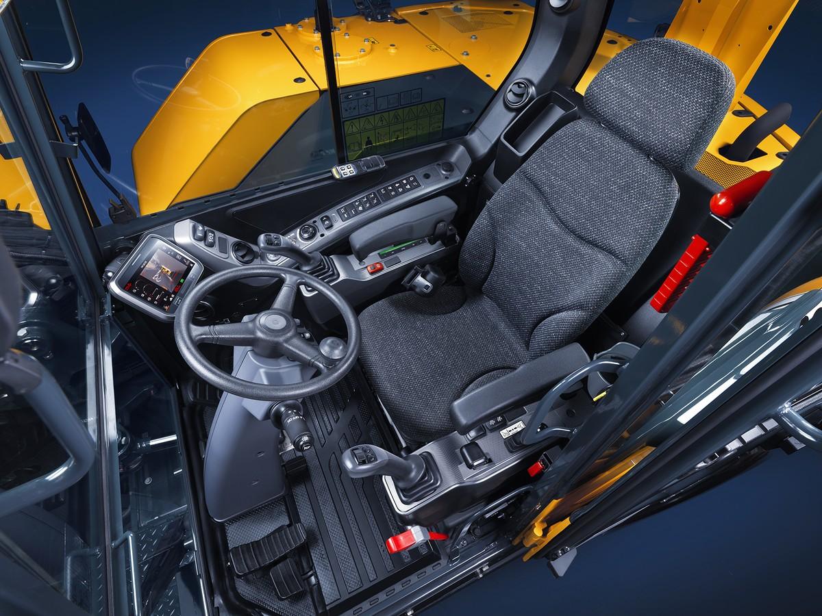 Die Kabine des HW100A ist serienmäßig mit einer einstellbaren Lenksäule und einem beheizbaren, luftgefederten Fahrersitz ausgestattet. Die Maschine verfügt über eine proportionale Joystick-Steuerung sowie Hammer- und weitere Funktionstasten an den Joysticks. | Foto: HD Hyundai