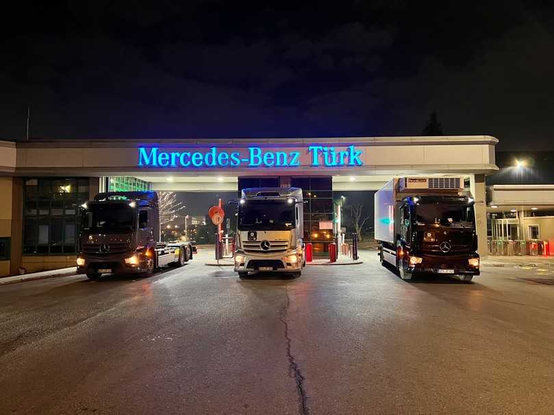 In Begleitung von zwei eActros-Fahrgestellvarianten erreichte die Mercedes-Sattelzugmaschine mit Elektroantrieb wohlbehalten ihr Ziel. | Foto: Daimler Truck