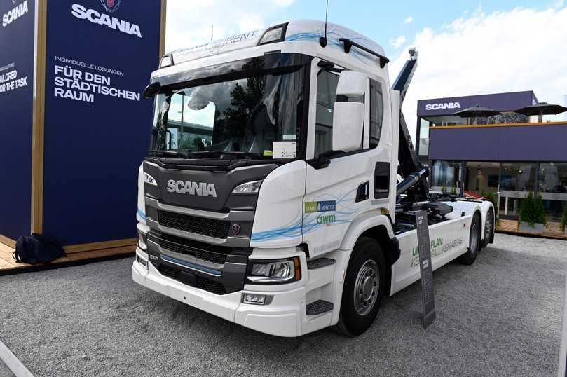 Den Meiller-Hakenabrollkipper RS21 hat Scania auf das vollelektrische 25P BEV-Fahrgestell mit elektrisch gelenkter Nachlaufachse aufgebaut. | Foto: Quatex