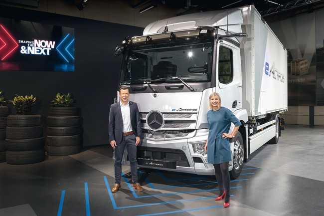 Marketing-Leiter Andreas von Wallfeld (li.) und Mercedes-Benz Trucks-Chefin Karin Rådström beim Serienstart des eActros. | Foto: Daimler Truck AG