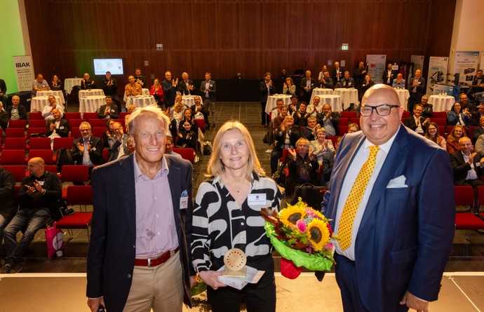 Ninette Guse von den Göttinger Entsorgungsbetrieben erhält die Trophäe von Prof. Günthert für Platz 1 des Goldenen Kanaldeckel 2024 | Foto: IKT