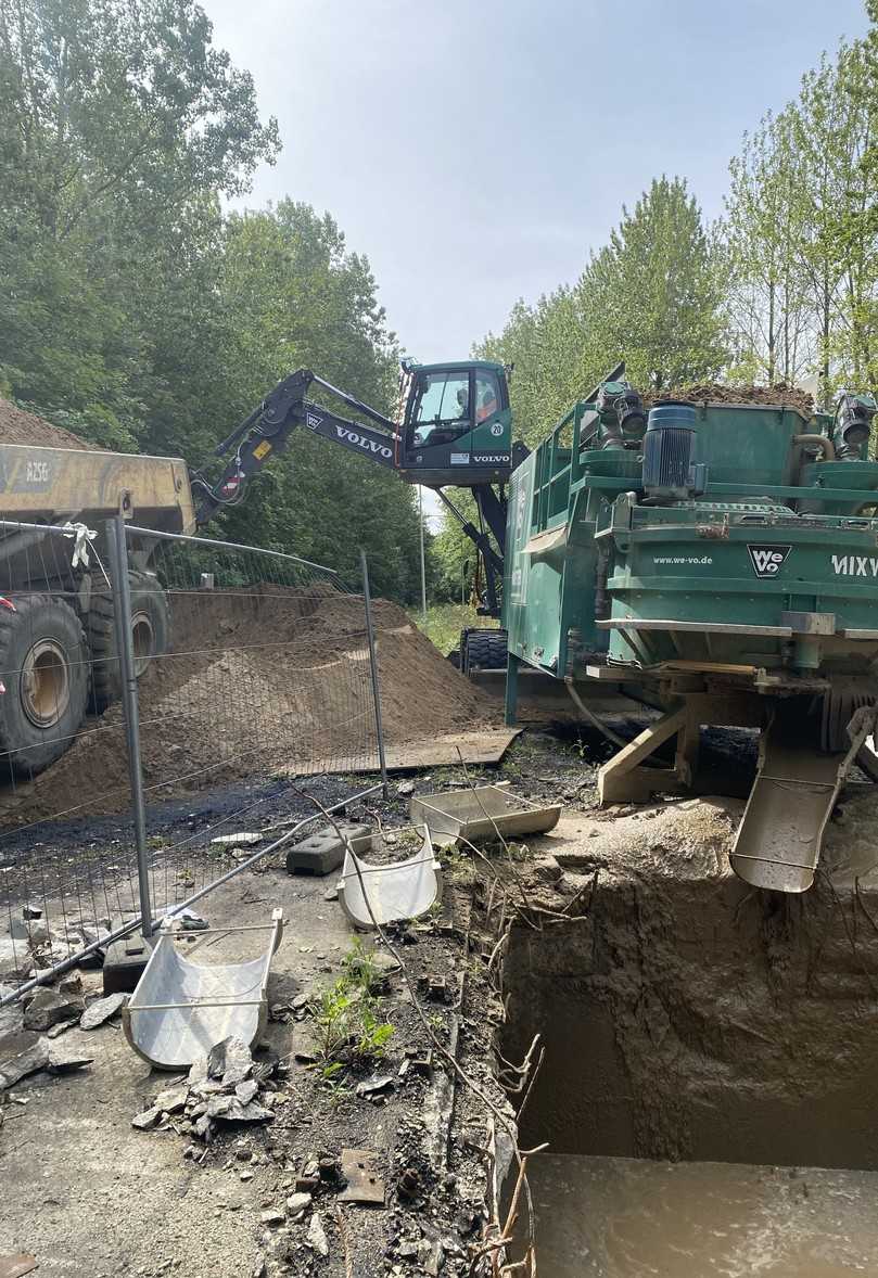 Die containermobile Mischanlage schafft bis zu 30 m3 pro Stunde. | Foto: Flüssigboden SH