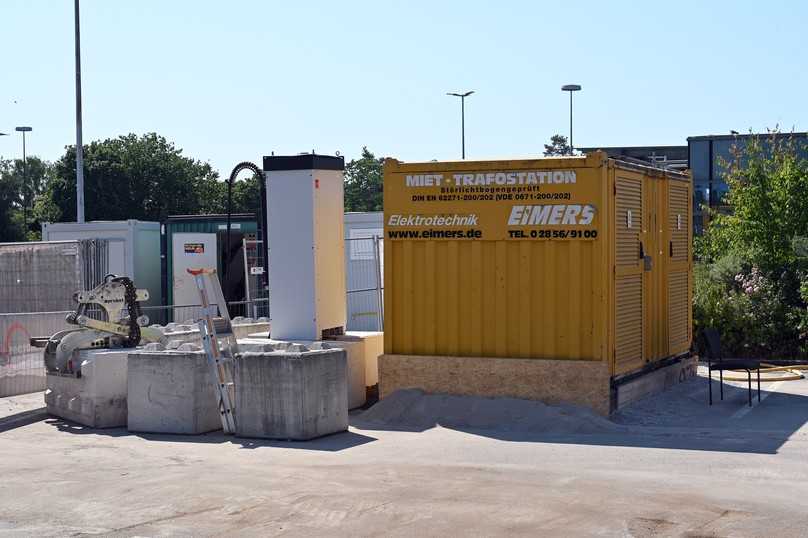 Eigens für den Abriss mit elektrischen Maschinen und Lkw wurde eine separate Trafostation mit 20 kV Leistung angemietet. | Foto: QUATEX Eigens für den Abriss mit elektrischen Maschinen und Lkw wurde eine separate Trafostation mit 20 kV Leistung angemietet. | Foto: QUATEX