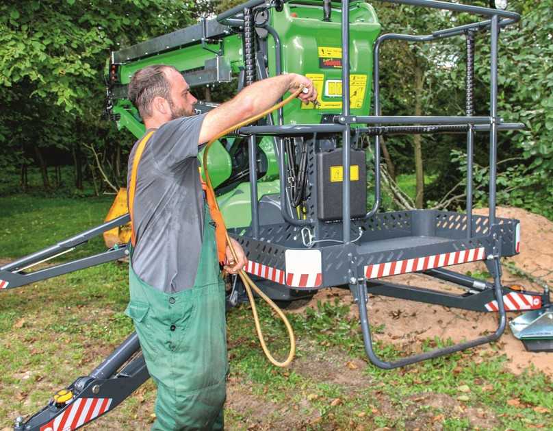 Über den Wasser-/Druckluftschlauch zum Arbeitskorb lässt sich die Maschine reinigen. | Foto: B_I Bauer