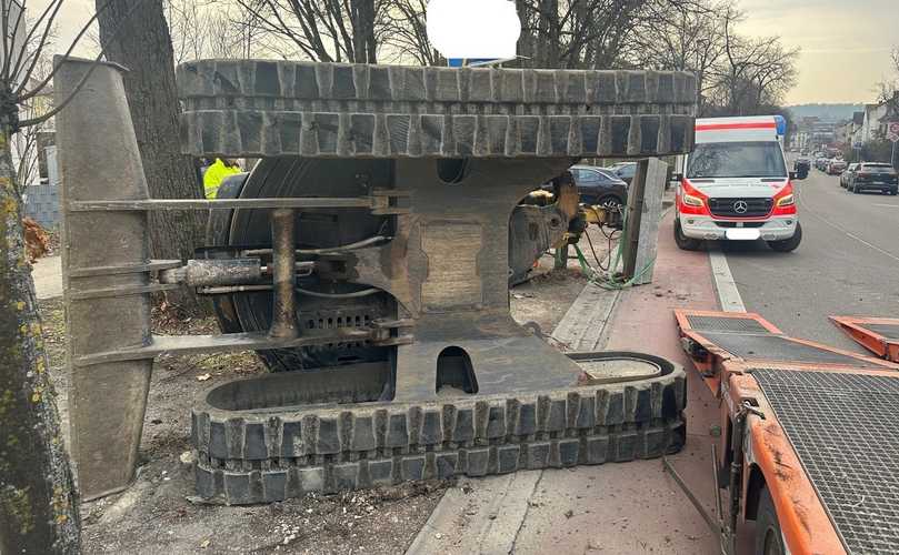 Bagger-Umfaller in Göppingen: Beim Herunterfahren ist die 10-Tonnen-Maschine vom Tieflader gerutscht und umgekippt. | Foto: Polizei Ulm