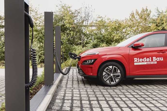 Bis 2030 will Riedel Bau mindestens die Hälfte seiner Dienstfahrzeuge elektrifizieren. | Foto: Birco