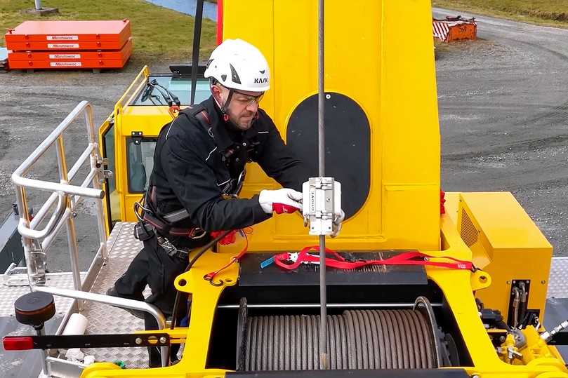 Der Grove-Seilreiniger automatisiert die Reinigung und Schmierung, indem er das Drahtseil durch ein Aluminiumgehäuse mit einfach zu befestigenden Einsätzen führt. | Foto: Manitowoc Der Grove-Seilreiniger automatisiert die Reinigung und Schmierung, indem er das Drahtseil durch ein Aluminiumgehäuse mit einfach zu befestigenden Einsätzen führt. | Foto: Manitowoc