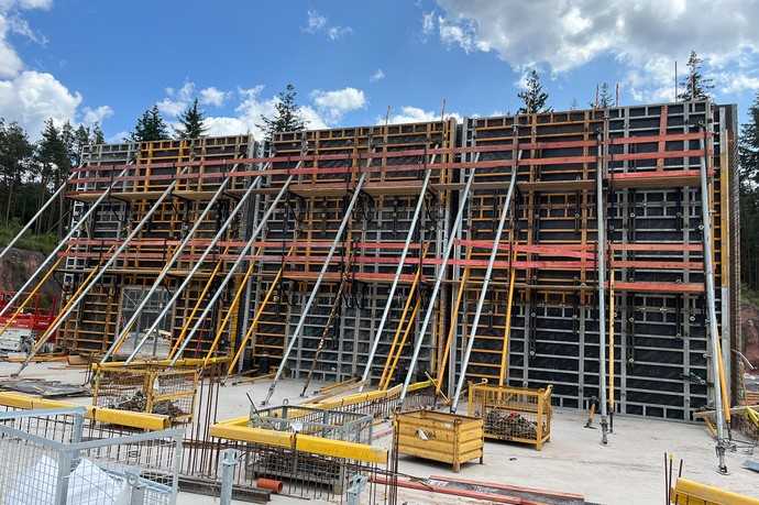 Insgesamt 11.000 m2 der Rahmenschalung „Orma“ kommen in Weilerbach zum Einsatz. Das Ulma-System ist für hohe Frischbetondrücke konzipiert. | Foto: Ulma Construction GmbH