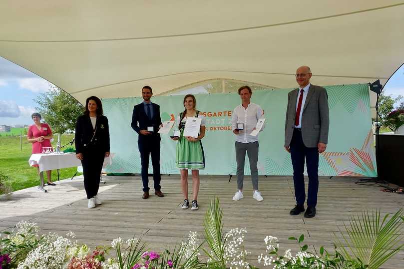 Preisträger Fachrichtung Baumschule: (v.l.) Staatsministerin Michaela Kaniber, Kai-Uwe Wesenbeck, Melissa Bachmann, Jakob Ulmer und Michael Kutter, Vorsitzender des Bundes deutscher Baumschulen, Landesverband Bayern. | Foto: B_I Bauer