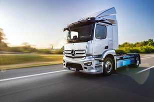 Mercedes-Benz eActros 300 Sattelzugmaschine kurz vor Serienstart