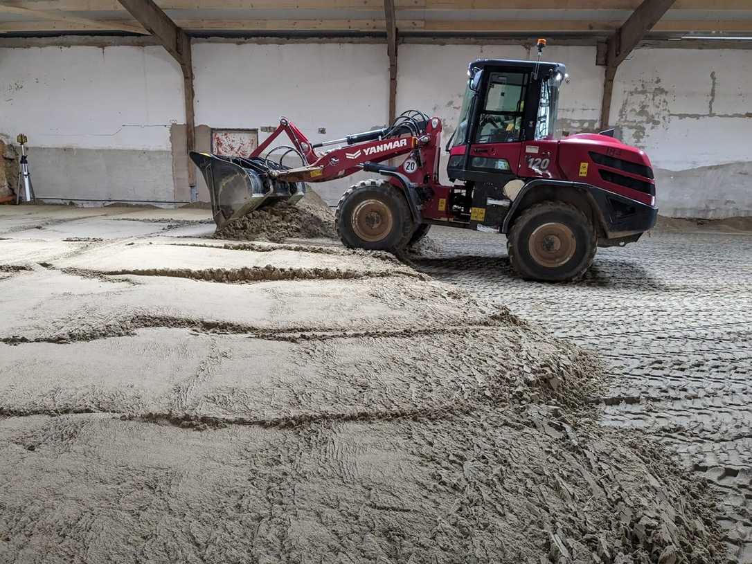 Reitplatz bauen mit einem Yanmar CE-Radladers V120