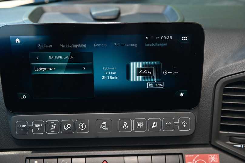 Die Ladegrenze lässt sich über das Sekundärdisplay absenken. 80% sind ideal, um die Ladezeit kurz zu halten. | Foto: Mercedes-Benz Trucks, Meiller, Quatex