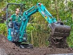 Kari zeigt Kobelco-Bagger