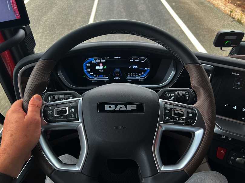 Das Cockpit im DAF XG+ besticht durch ein volldigitales, 12“ großes Farbdisplay mit übersichtlichen Anzeigen. | Foto: QUATEX