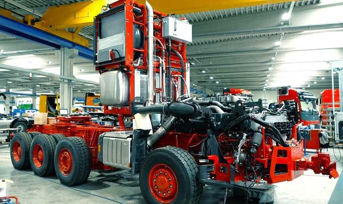 Mit eingebauter Vorlaufachse und typischem Schwerlastturm erreichte das Fahrzeug die Werkstatt von Paul Nutzfahrzeuge in Vilshofen. | Foto: Daimler Truck AG 