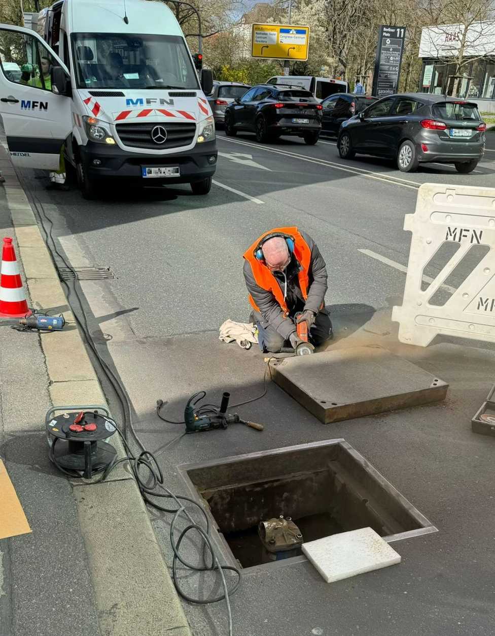 Gegen Schachtdeckel-Klappern: Flüsterkappe stellt sich Herausforderung