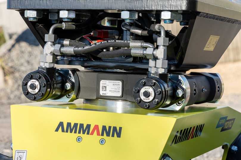 Das serienmäßig verbaute selbsthemmende Schneckengetriebe ist für die Rotation der Ammann APA-Anbauverdichter zuständig. | Foto: Ammann