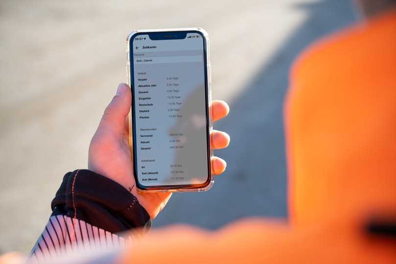Auf dem Smartphone sehen die Mitarbeiter ihre Zeiten und Urlaubstage. | Foto: 123erfasst