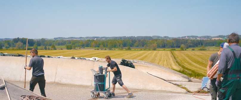 Die fertige Mischung wird dank der Luftreifen kräfteschonend zum Verarbeitungsort gefahren. | Foto: Collomix