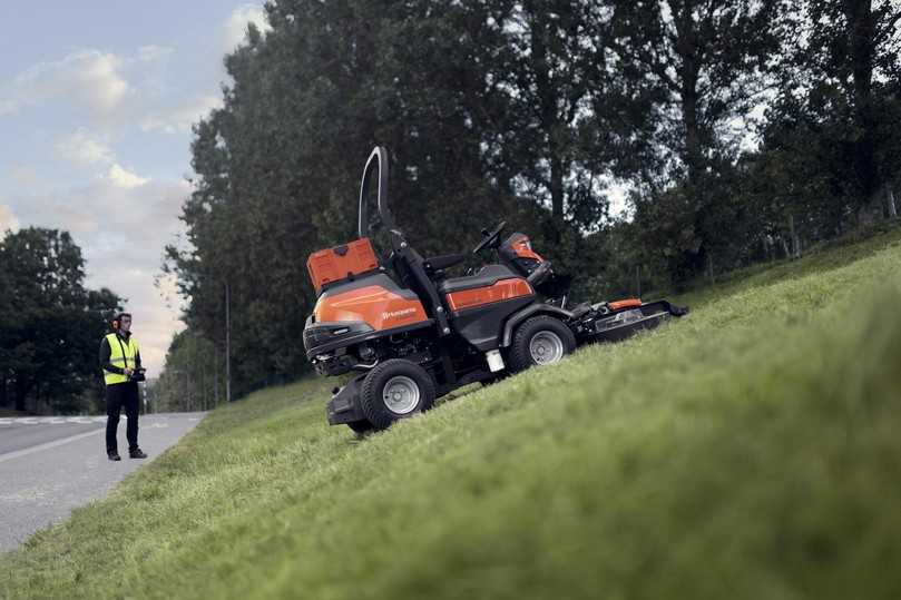 Es gibt neun weitere Anbaugeräte unter anderem für die Boden- und Rasenpflege, Reinigung, Schneeräumung oder zum Abschleppen. | Foto: Husqvarna