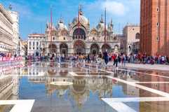 Venedigs Markusdom hinter Glaswand-Barrieren