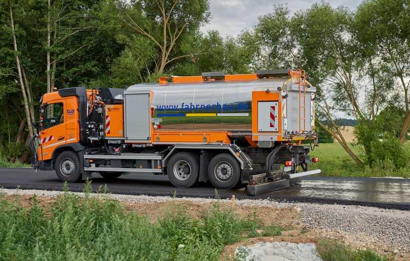 Maßgeschneidert von Schäfer-Technic: Lkw-Bitumenvorspritzmaschine als Dreiachser mit zwei 3.500-Liter-Tanks und Variomat-Spritzbalken. | Foto: Schäfer-Technic
