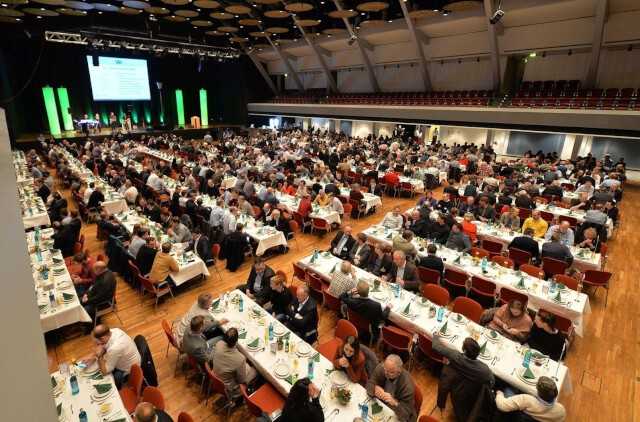 …und diesmal in den Weser-Ems-Hallen, knapp 4 km von der Jade-Hochschule entfernt (im Bild: der traditionelle „Ollnburger Gröönkohlabend“). | Foto: iro/Hauke-Christian Dittrich