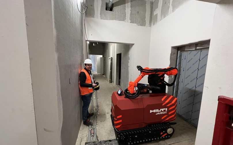 Christopher Frietsch im Neubau des KSC-Stadions: Der Jaibot lässt sich einfach verfahren und passt problemlos in den Fahrstuhl. | Foto: Hilti Deutschland AG