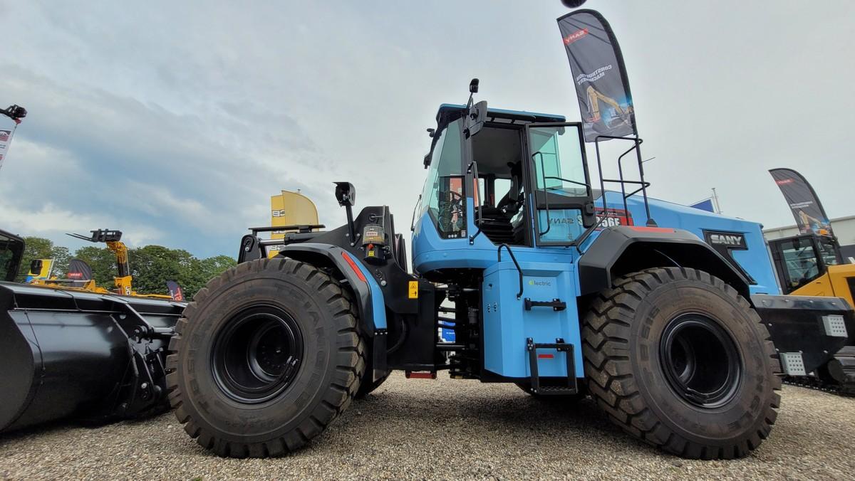 Sany brachte seinen elektrischen Radlader SW956E mit zur NordBau, erkennbar an der blauen Lackierung. | Foto: B_I MEDIEN/Brinkmeier