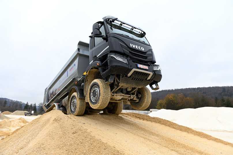 Oben auf der Kuppe hat der Fahrer des allradgetrieben T-Way-Vierachsers nur noch den Himmel im Blick. | Foto: QUATEX