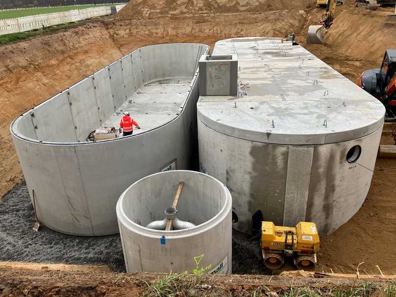 Für ein Neubaugebiet im südhessischen Groß-Umstadt war der vorhandene Kanal zu klein. Deshalb sammeln zwei Rückhaltebecken den Regen und geben ihn über ein Drosselbauwerk dosiert ab. | Foto: Mall