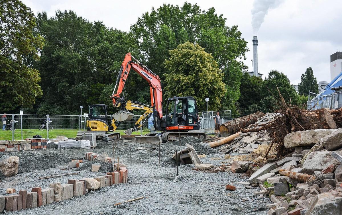 Im Projekt liegt der Fokus nicht zuletzt auf dem nachhaltigen Landschaftsbau. Es werden kaum neue Materialien angeschafft, sondern Baustoffe wie Altholz, Sandstein, Findlinge und Bruchsteine wiederverwendet. | Foto: HKL