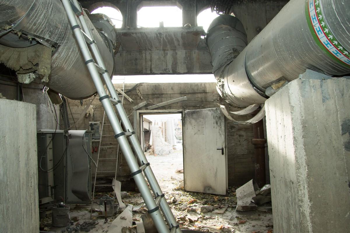 Das ist der Raum im sogenannten Widerlager am Neustädter Ende der Carolabrücke. Beim Einsturz wurden hier nicht nur die Fernwärmerohre gekappt. Auch der linksstehende Schaltschrank der Stadtentwässerung und andere technische Anlagen wurden beschädigt. | Foto: Peter Hilbert