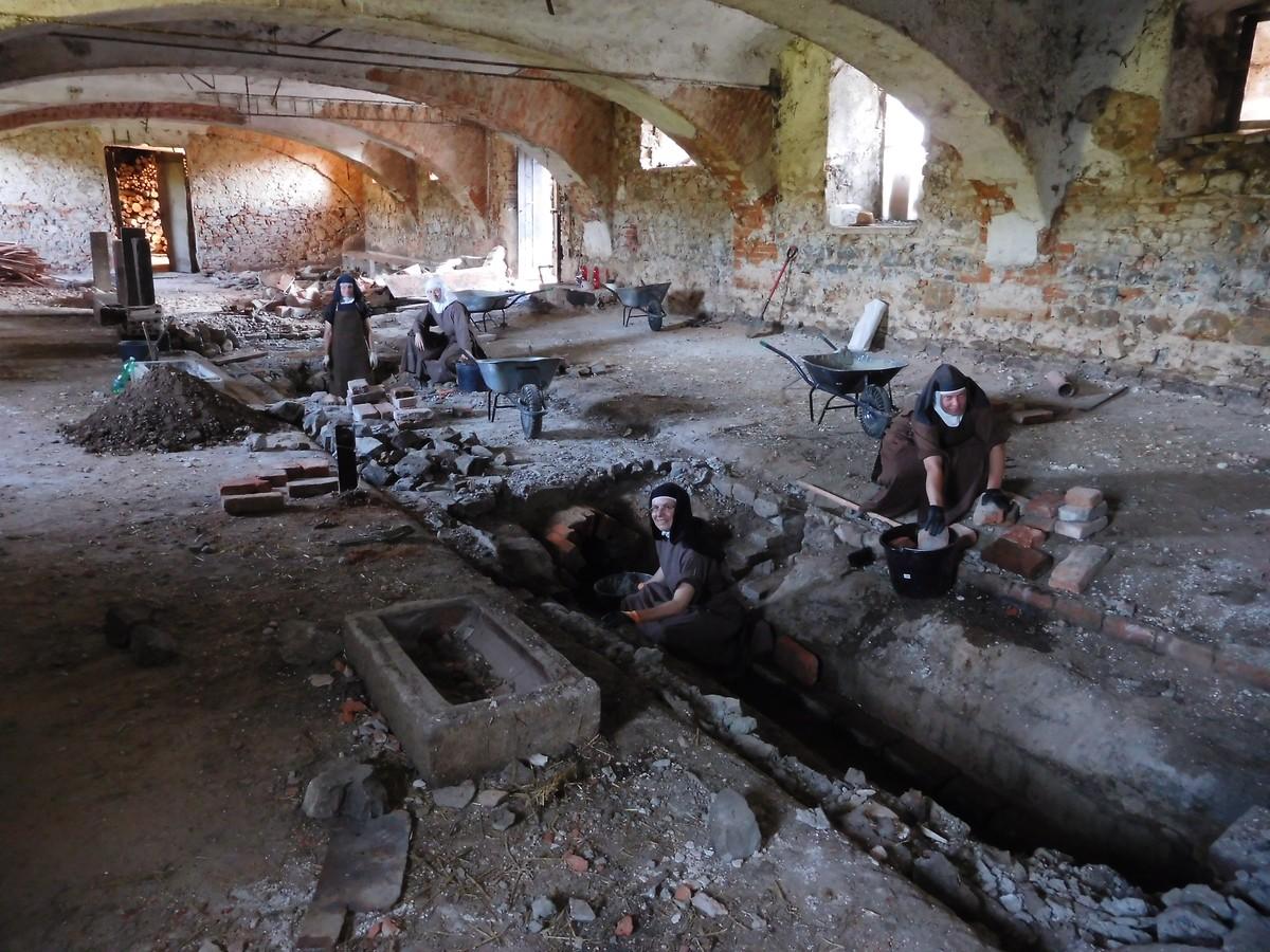 Als die Schwestern 2018 aufs ehemalige Landgut zogen, befand sich dieses in einem baufälligen Zustand. Die Schwestern haben hart daran gearbeitet, es in einen neuen Klosterkomplex zu verwandeln. | Foto: Bobcat